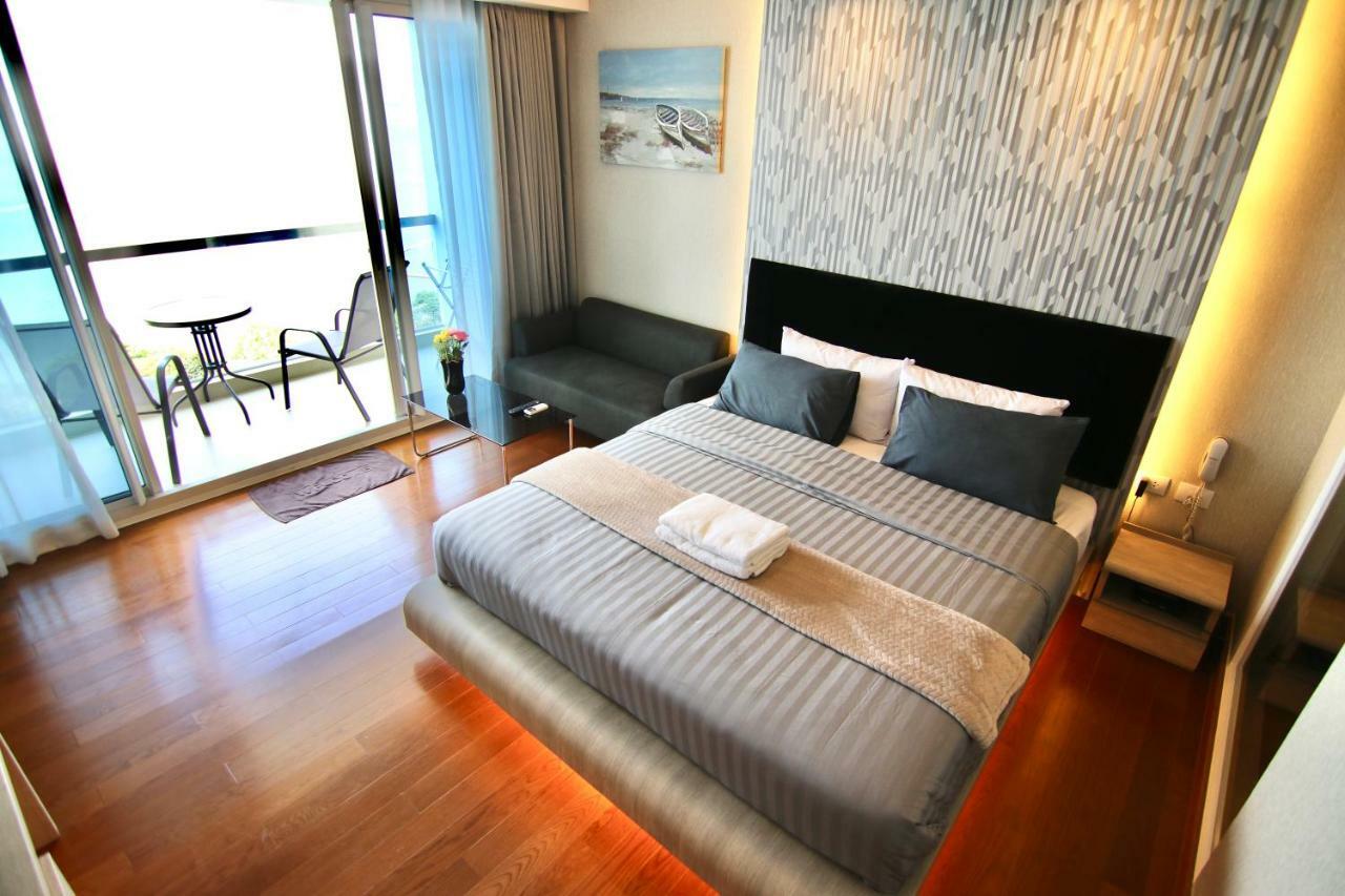 Luxurious Beachfront Pattaya Exterior foto